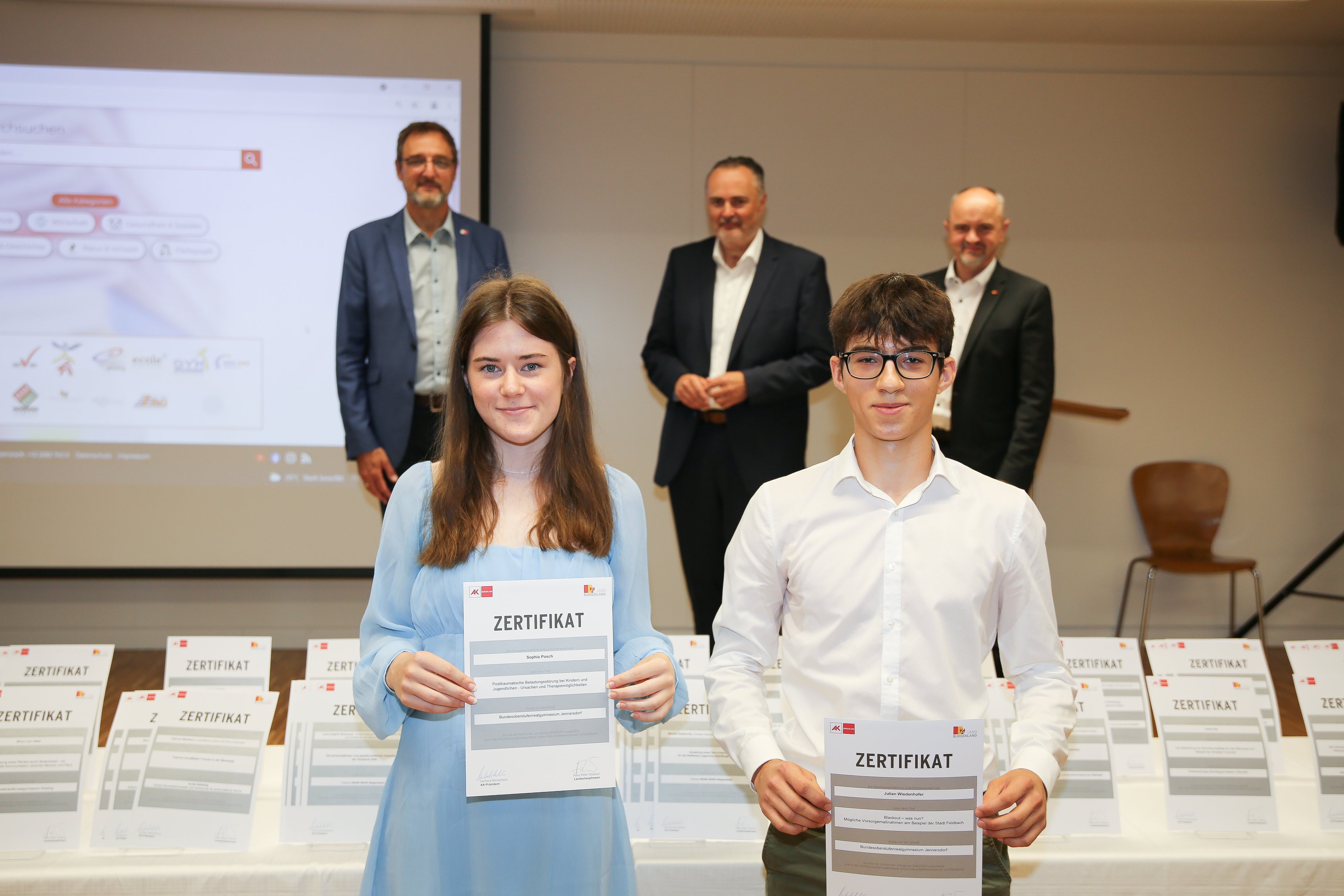 SchülerInnen der Schule "BORG Jennersdorf" erhalten Zertifikat für ihre schriftliche Arbeit "Posttraumatische Belastungsstörung bei Kindern und Jugendlichen - Ursachen und Therapiemöglichkeiten".
