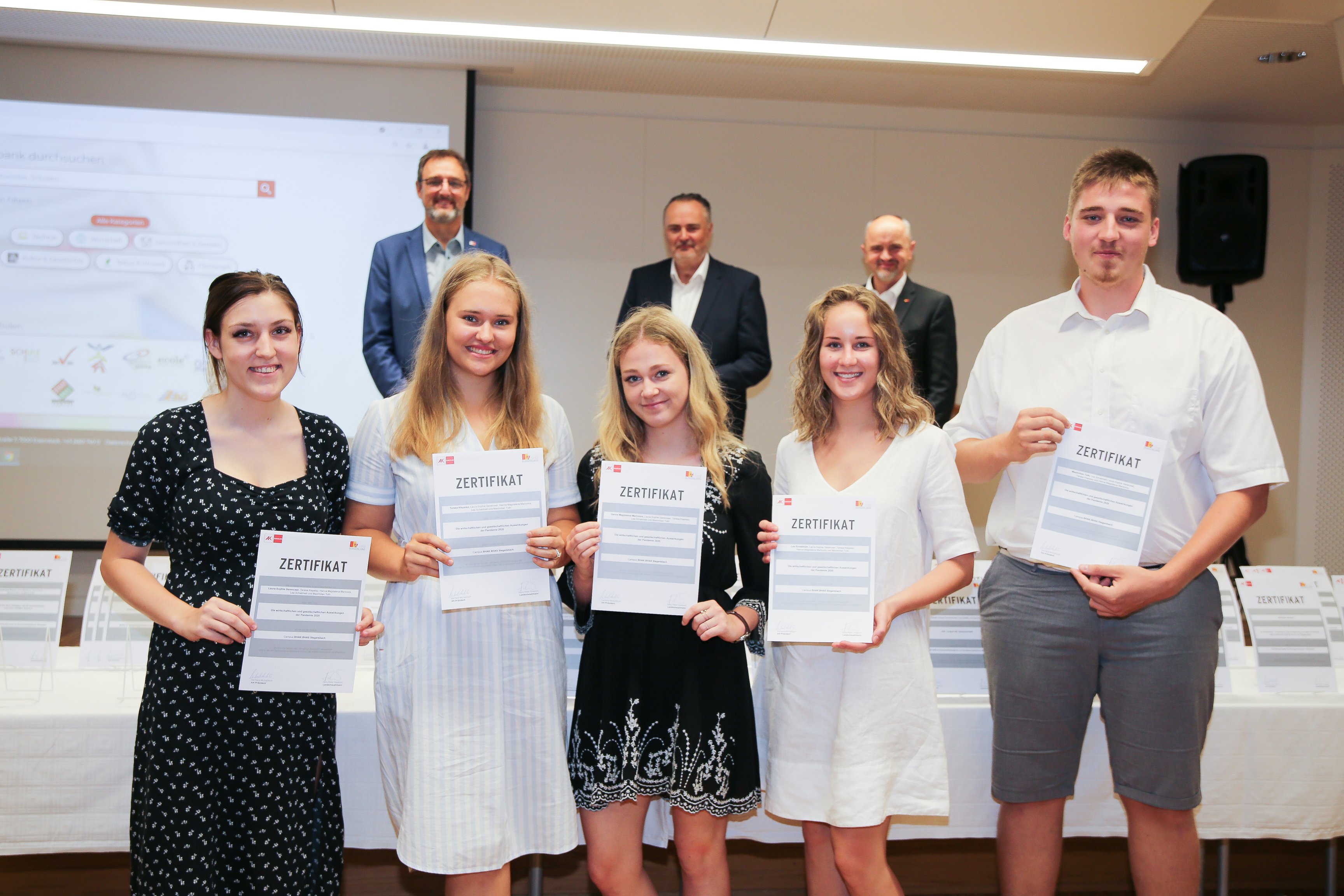 SchülerInnen der Schule "HAK Stegersbach" erhalten Zertifikat für ihre schriftliche Arbeit "Die wirtschaftlichen und gesellschaftlichen Auswirkungen der Pandemie 2020".