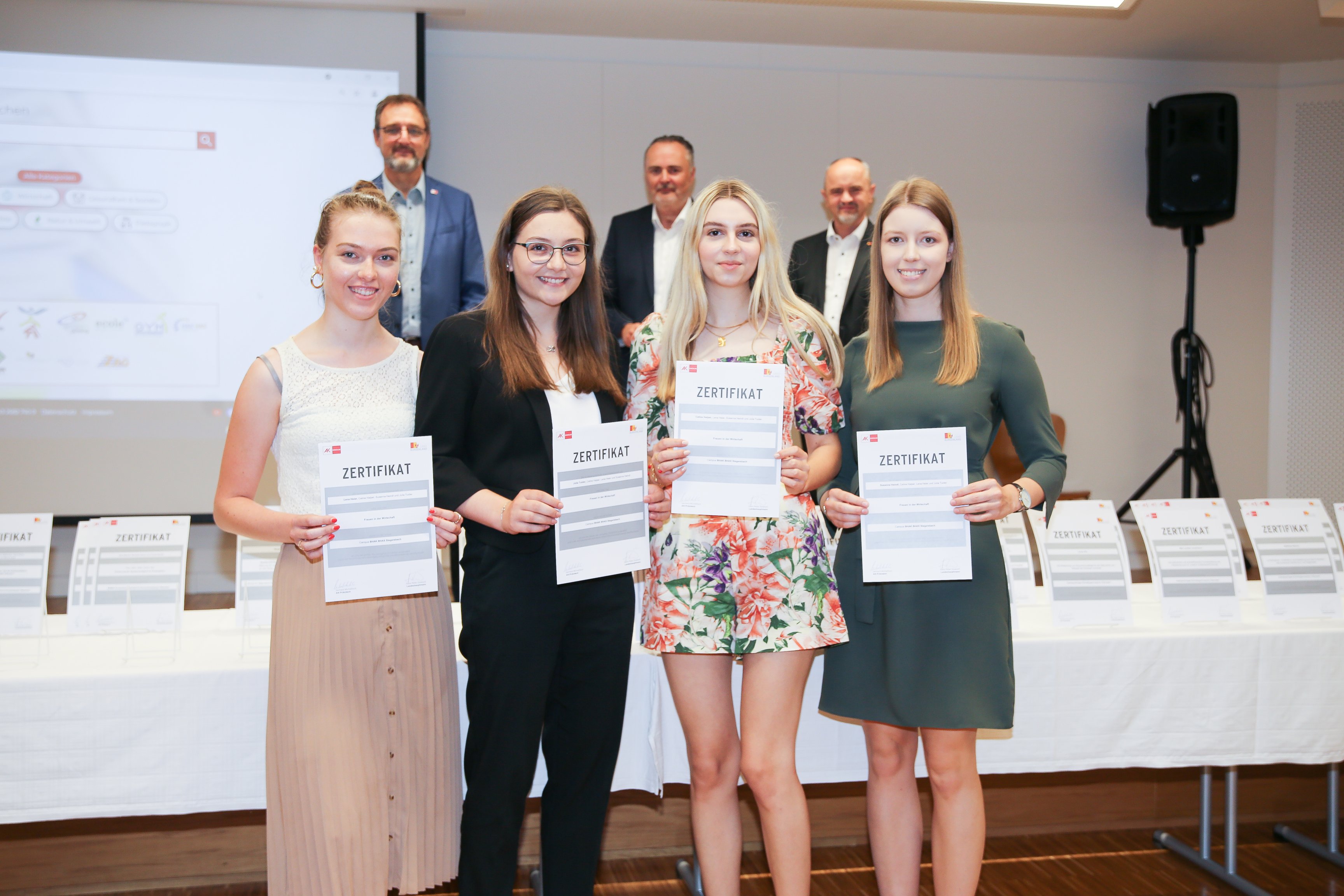 SchülerInnen der Schule "HAK Stegersbach" erhalten Zertifikat für ihre schriftliche Arbeit "Frauen in der Wirtschaft".