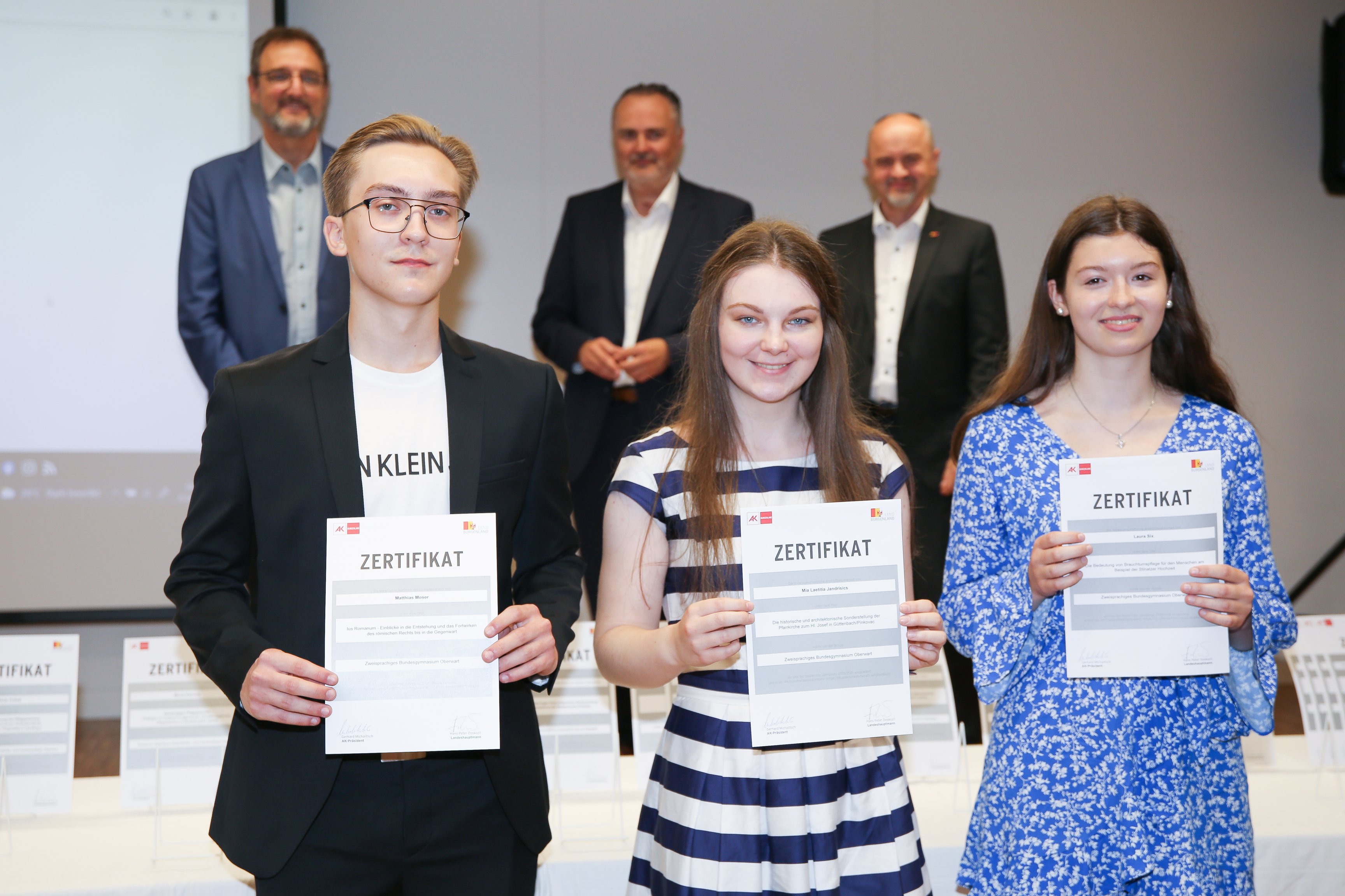 SchülerInnen der Schule "ZBG Oberwart" erhalten Zertifikat für ihre schriftliche Arbeit "Die Bedeutung von Brauchtumspflege für den Menschen am Beispiel der Stinatzer Hochzeit".