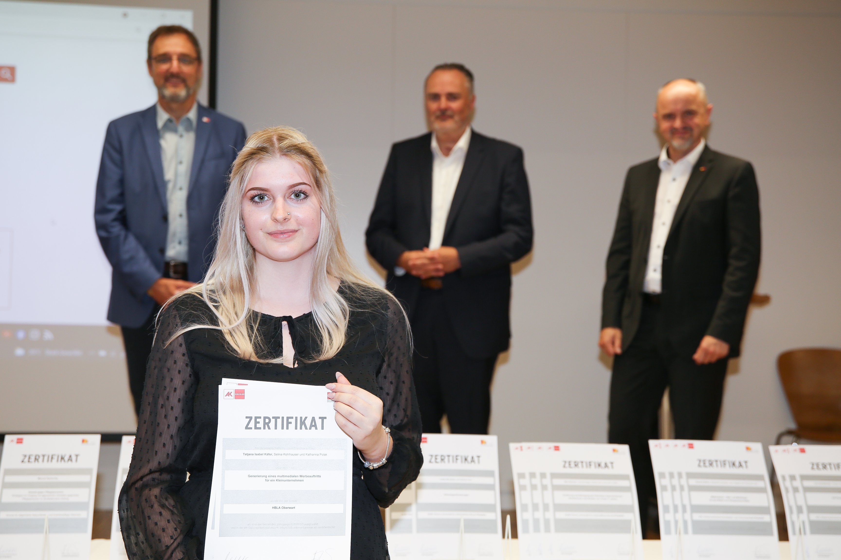 Schülerin der Schule "HBLA Oberwart" erhält Zertifikat für ihre schriftliche Arbeit "Generierung eines multimedialen Werbeauftritts für ein Kleinunternehmen".