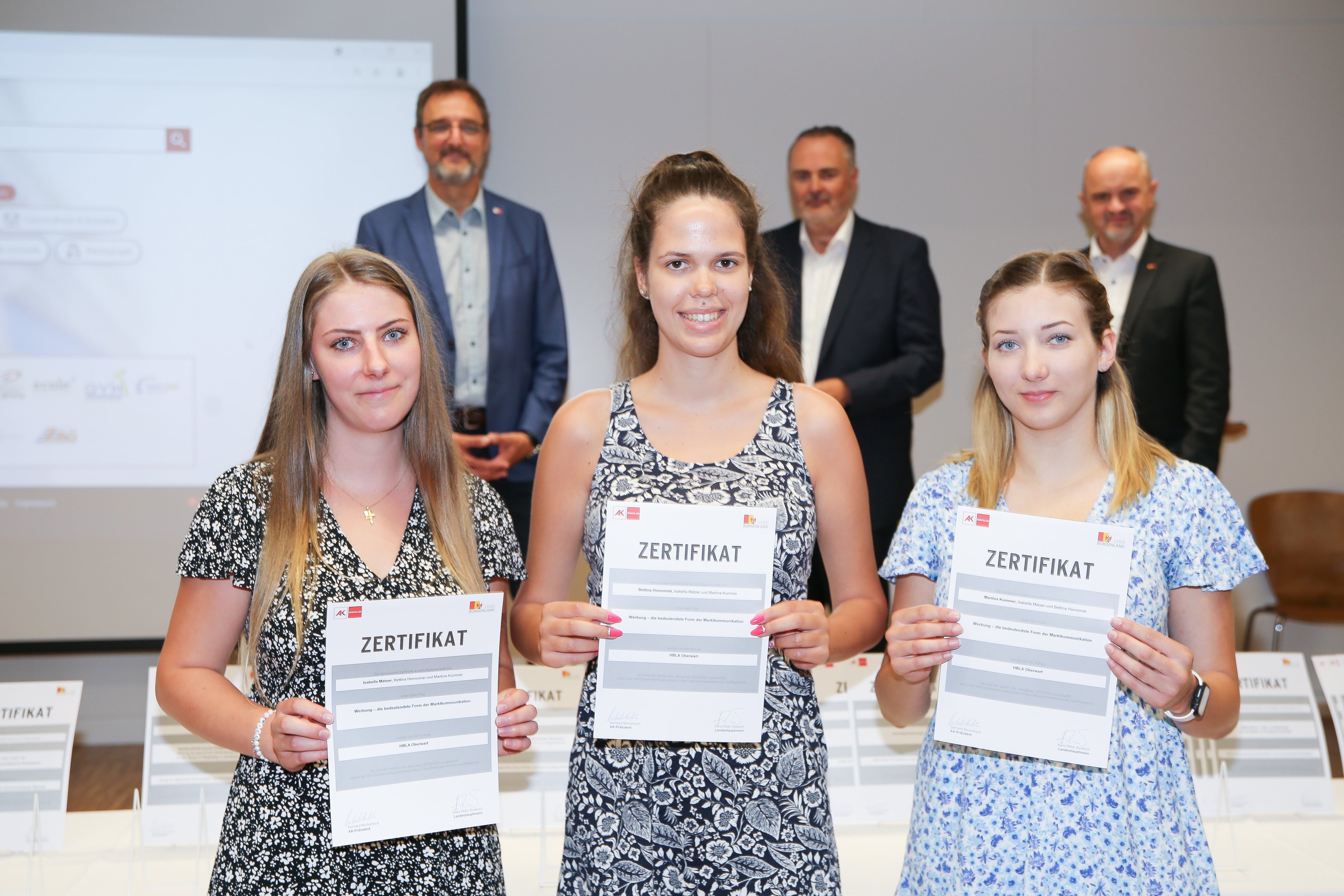 SchülerInnen der Schule "HBLA Oberwart" erhalten Zertifikat für ihre schriftliche Arbeit "Werbung - die bedeutendste Form derr Marktkommunikation".