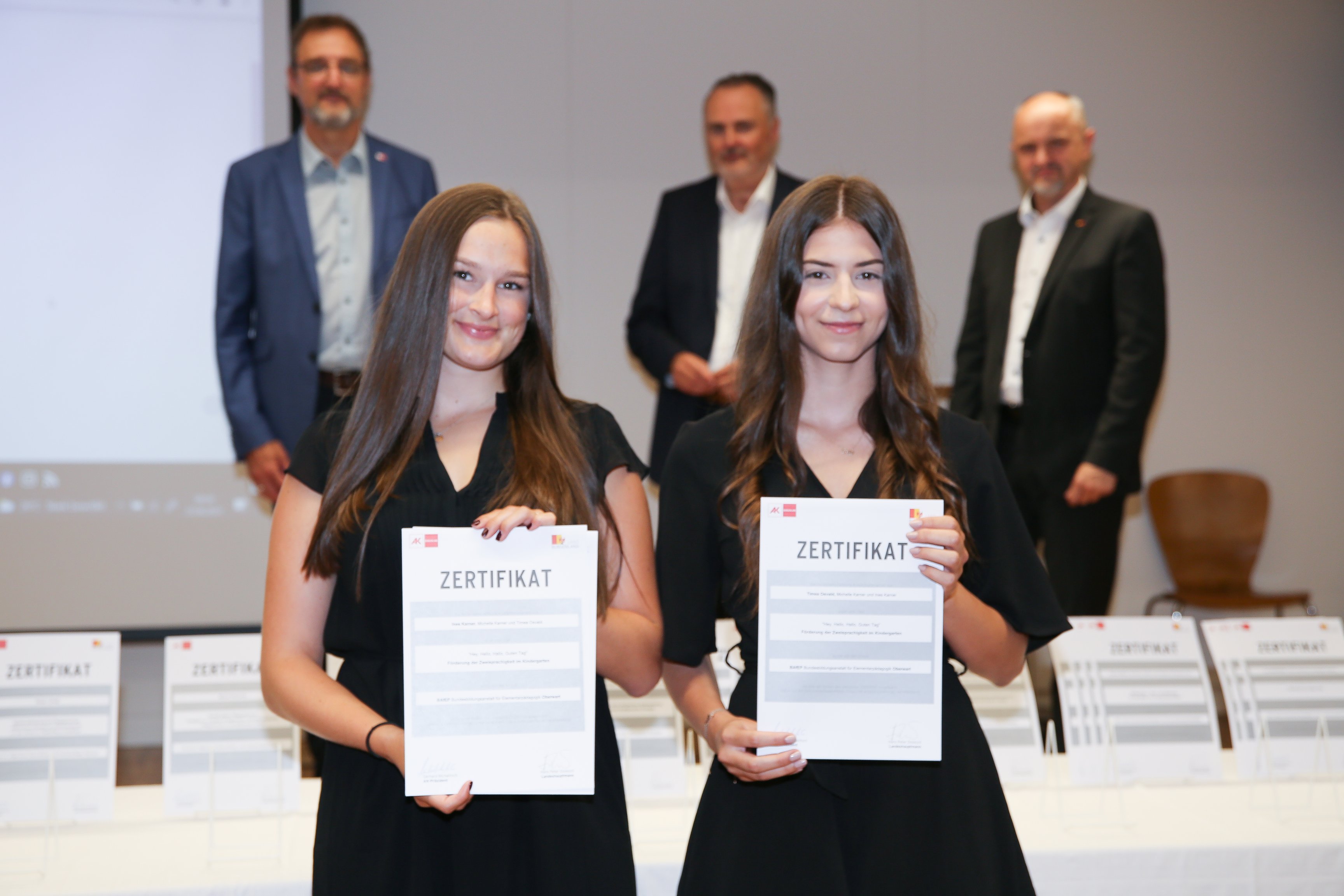 SchülerInnen der Schule "BAfEp Oberwart" erhalten Zertifikat für ihre schriftliche Arbeit "„Hey, Hello, Hallo, Guten Tag“".