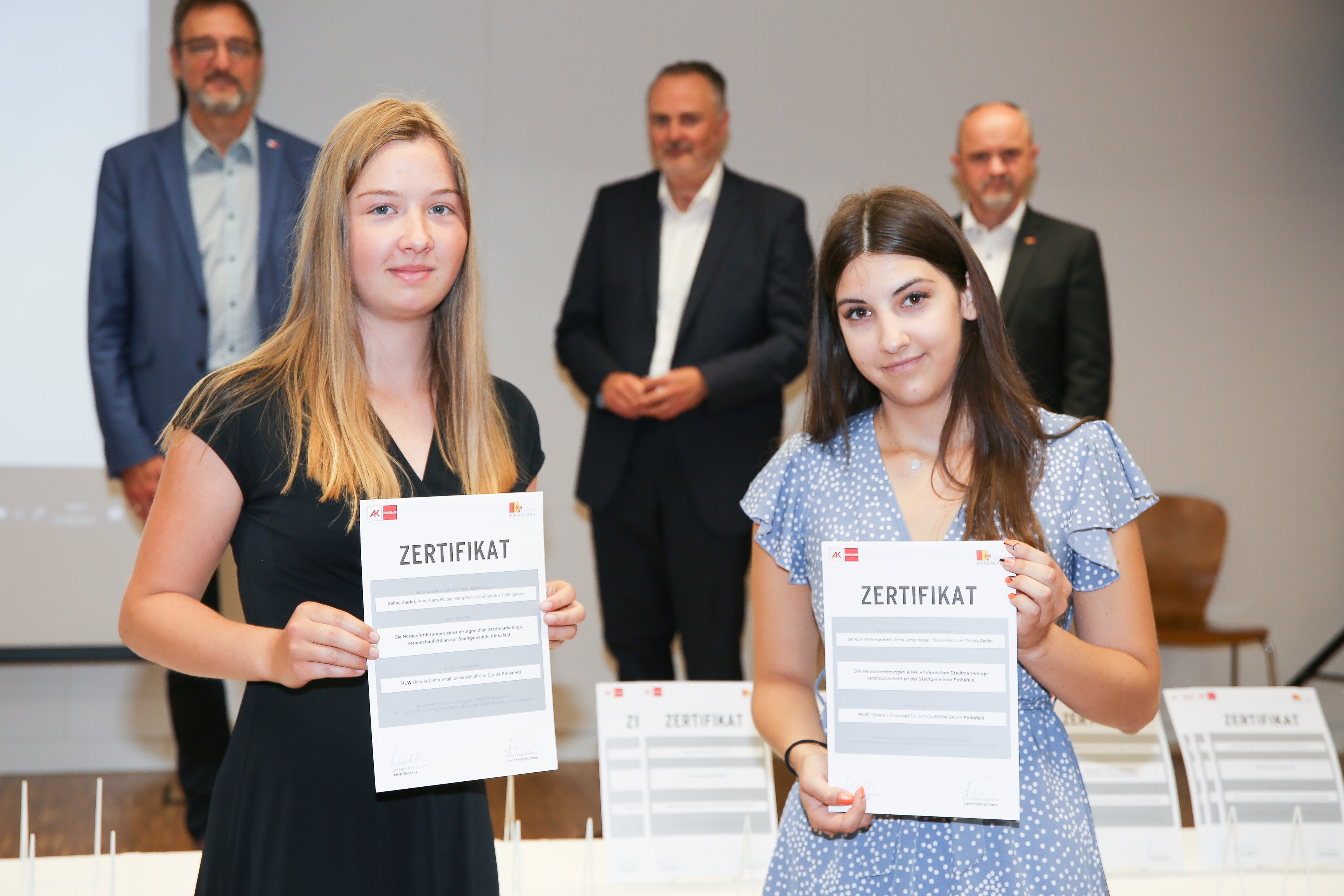 SchülerInnen der Schule "HLW Pinkafeld" erhalten Zertifikat für ihre schriftliche Arbeit "Stadtmarketing - veranschaulicht am Beispiel der Stadt Pinkafeld".