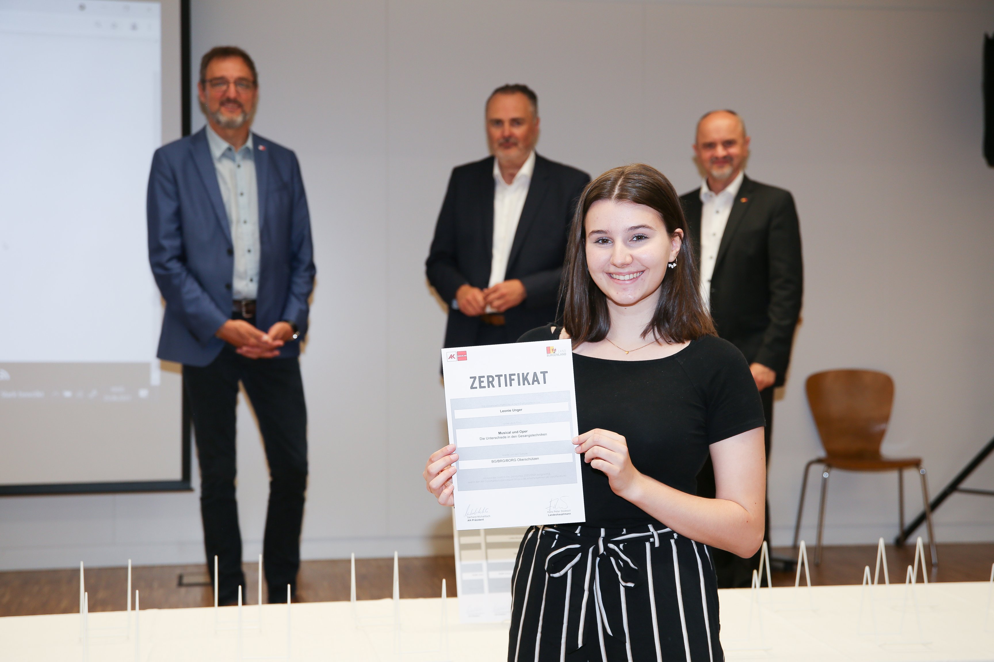 SchülerInnen der Schule "GYM Oberschützen" erhalten Zertifikat für ihre schriftliche Arbeit "Musical und Oper. Die Unterschiede in den Gesangstechniken".