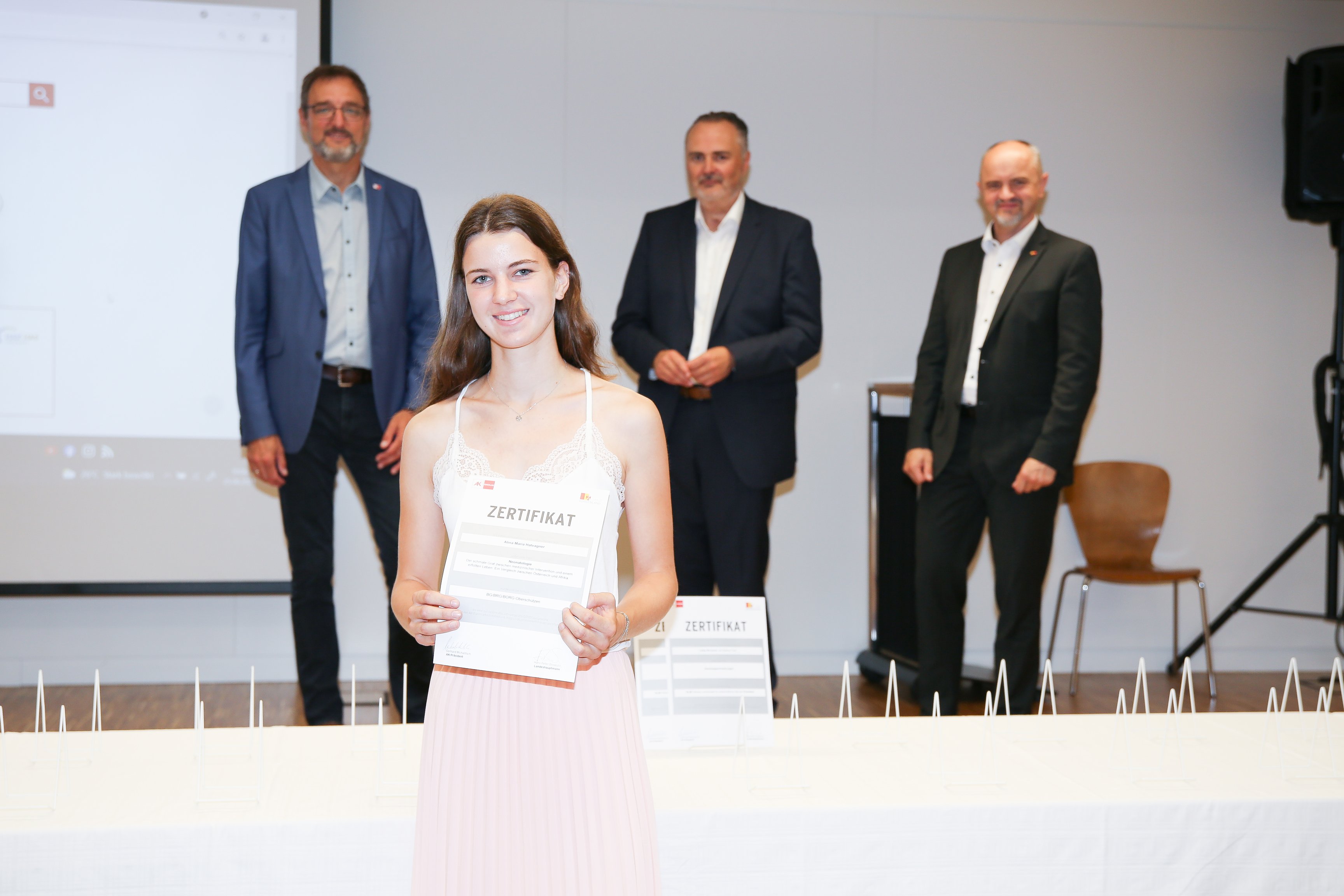 Schülerin der Schule "GYM Oberschützen" erhält Zertifikat für ihre schriftliche Arbeit "Neonatologie - Der schmale Grat zwischen medizinischer Intervention und einem erfüllten Leben".