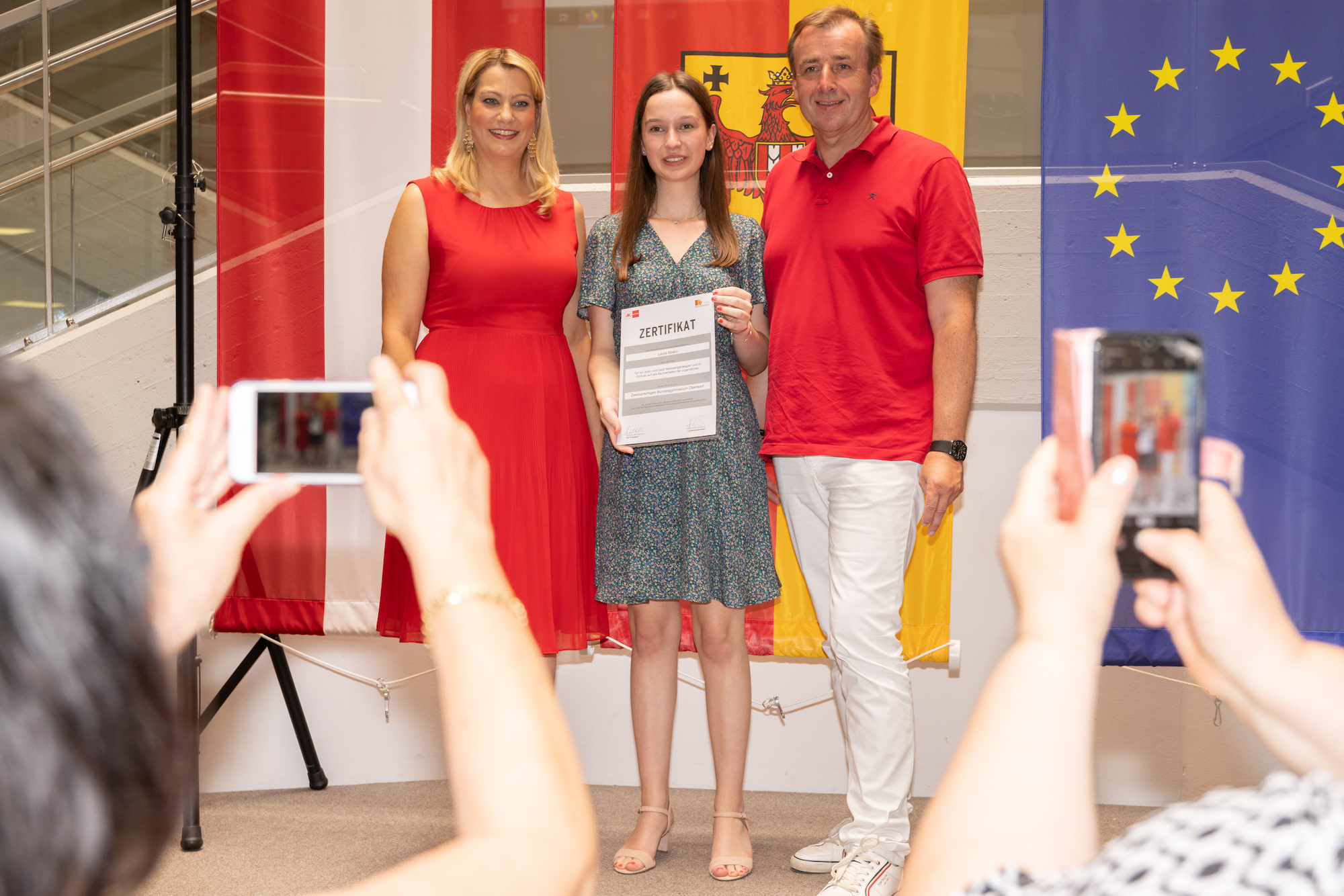 Schülerin der Schule "ZBG Oberwart" erhällt Zertifikat für ihre schriftliche Arbeit ""Ich bin doch nicht blöd" Marketingstrategien und ihr Einfluss auf das Kaufverhalten der Jugendlichen".